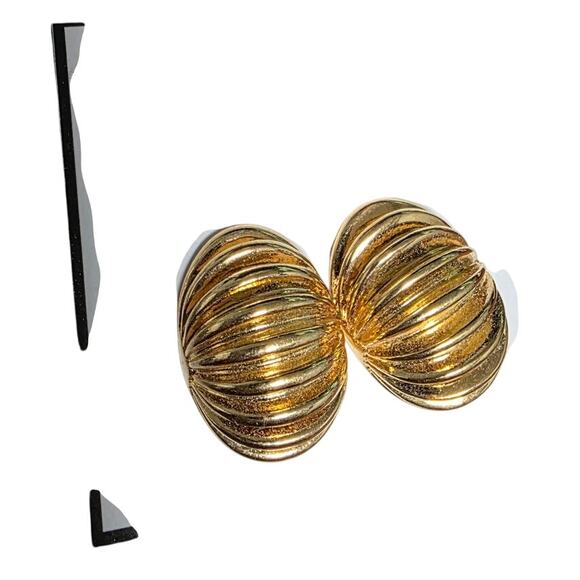 GoldTone Shrimp Ribbed Oval Earrings VTG Classy Statement - Picture 1 of 3
